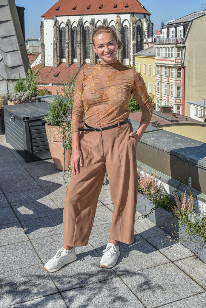 ...stejně jako v případě průsvitných topů, zvlášť, pokud jsou  v tělové barvě, kde můžete s nevhodnou kontrastní podprsenkou snadno šlápnout vedle.