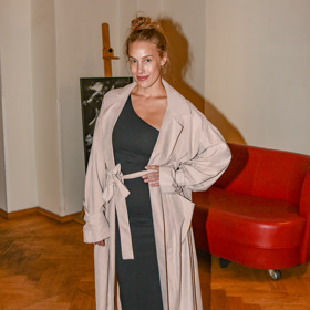 Aneta Krejčíková nedávno oblékla béžový trenčkot přes černé večerní šaty a sladila s ním barvu lodiček.