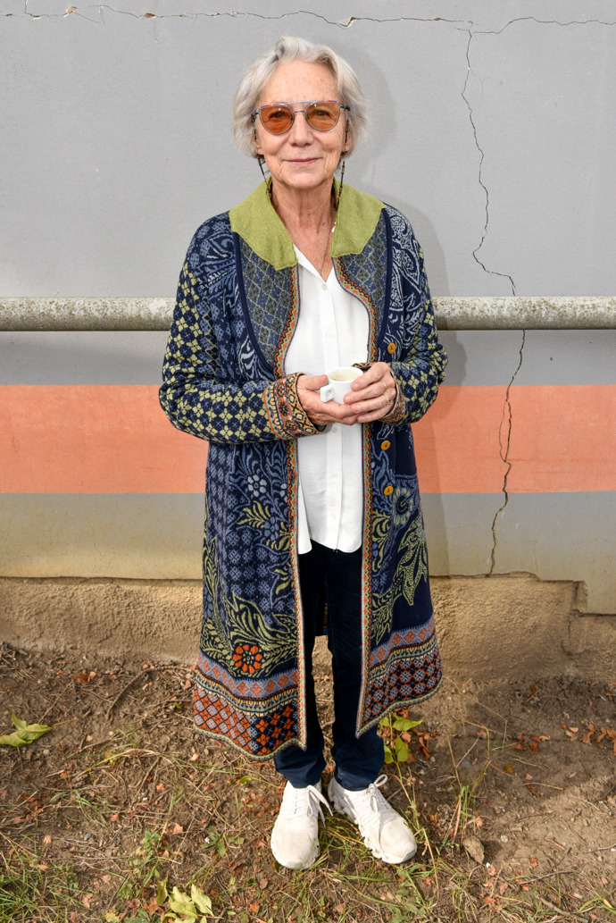 Dana Syslová vrstvila typicky podzimní vzorovaný kabátek, bílou košili, černé kalhoty a bílé tenisky. 