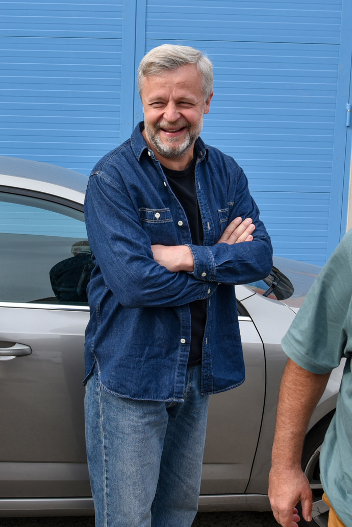 Vasil Fridrich se kompletně zahalil do džínoviny. 