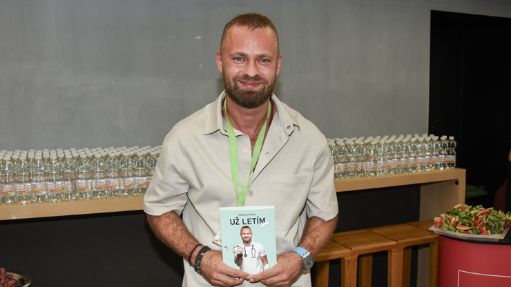 Marek Dvořák se svou knihou Už letím. Marek Dvořák se svou knihou Už letím.
