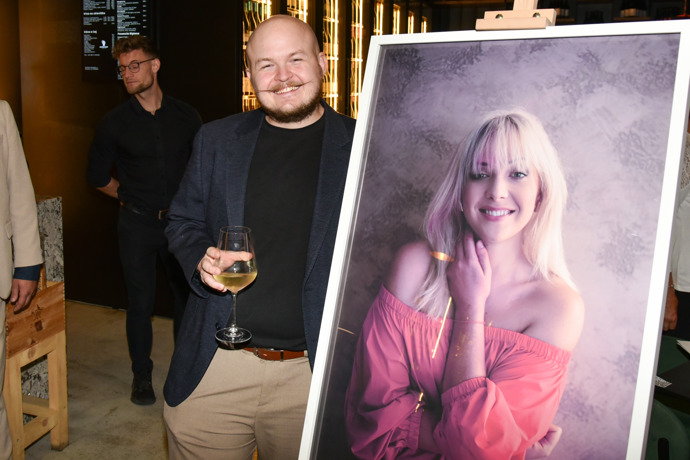 Artur Štaidl vedle portrétu zesnulé Aničky Slováčkové.