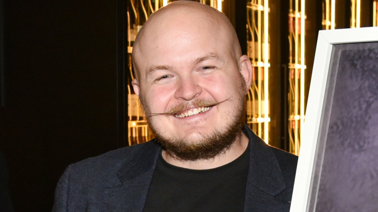 Artur Štaidl si opečovává svůj knír. 