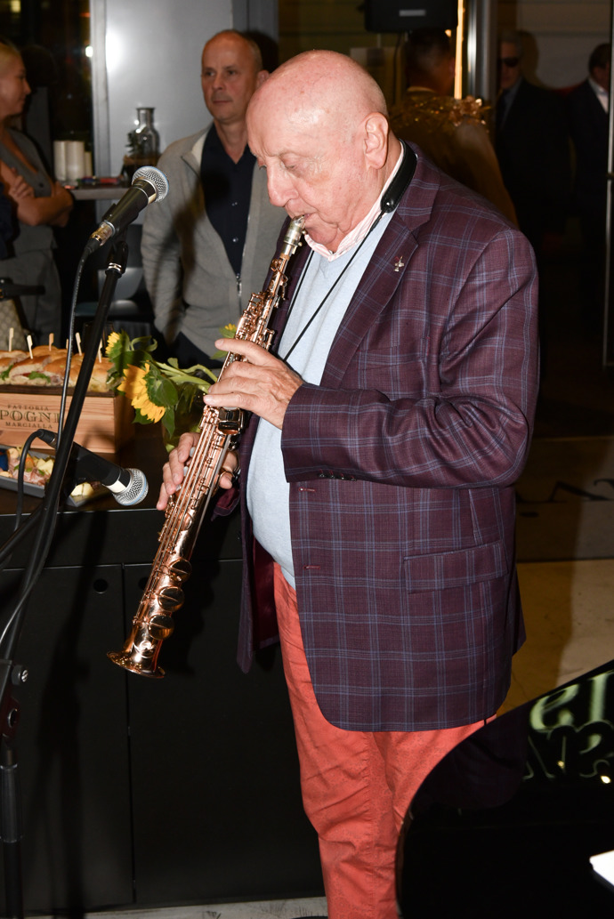 Felix Slováček během křtu zahrál na svůj saxofon. 