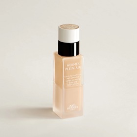 Hermès Plein Air Luminous Matte Skincare Foundation, 33 ml, 3 100 Kč, prodává Hermès. Hermès Plein Air Luminous Matte Skincare Foundation, 33 ml, 3 100 Kč, prodává Hermès.