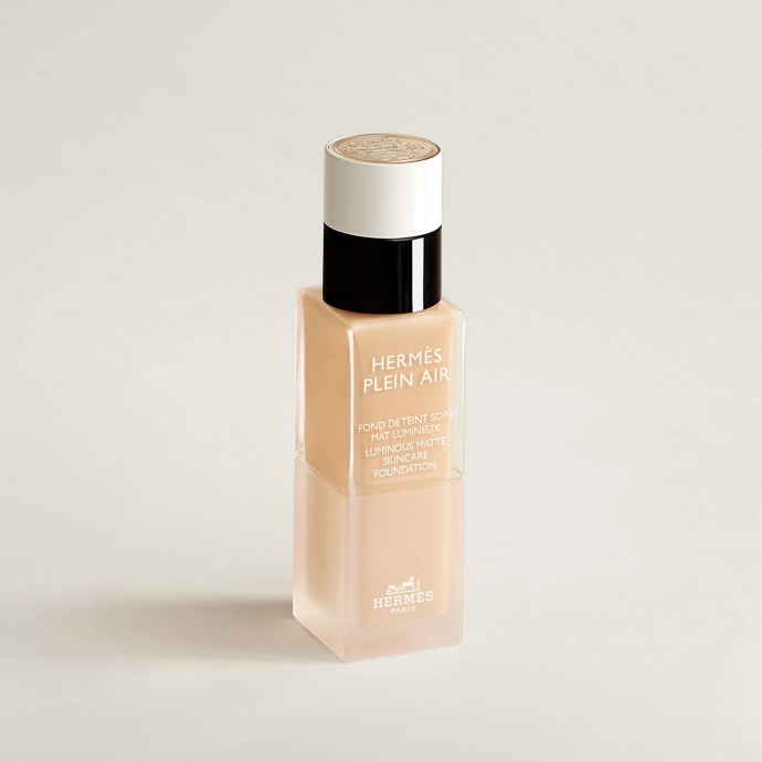 Hermès Plein Air Luminous Matte Skincare Foundation, 33 ml, 3 100 Kč, prodává Hermès.