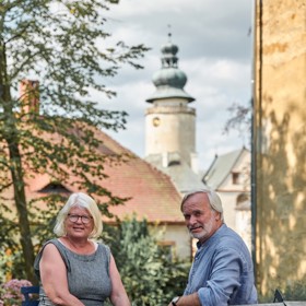 Místo luxusního hotelu je v Lemberku sýpka plná umění. Kamarádi Lucie a Tomáš z chátrající barokní památky vybudovali kulturní centrum  
