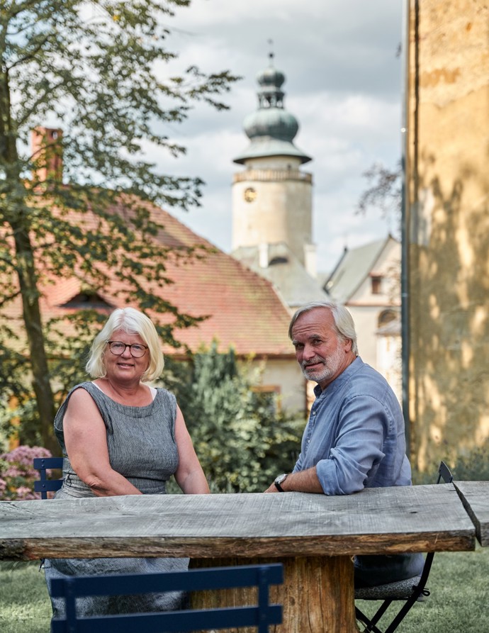 Místo luxusního hotelu je v Lemberku sýpka plná umění. Kamarádi Lucie a Tomáš z chátrající barokní památky vybudovali kulturní centrum Místo luxusního hotelu je v Lemberku sýpka plná umění. Kamarádi Lucie a Tomáš z chátrající barokní památky vybudovali kulturní centrum