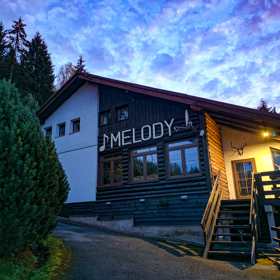 Chata Melody stojí v atraktivní části Harrachova.