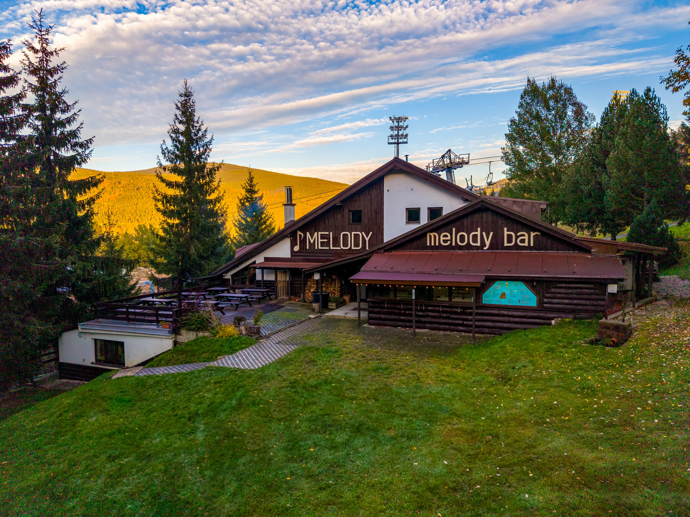 Součástí objektu je také venkovní Melody bar.