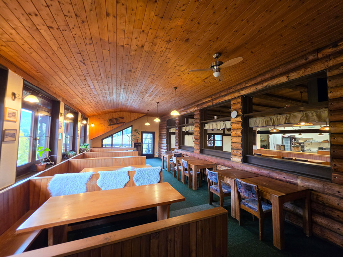 V horské chatě nechybí prostorná restaurace s dřevěným interiérem.