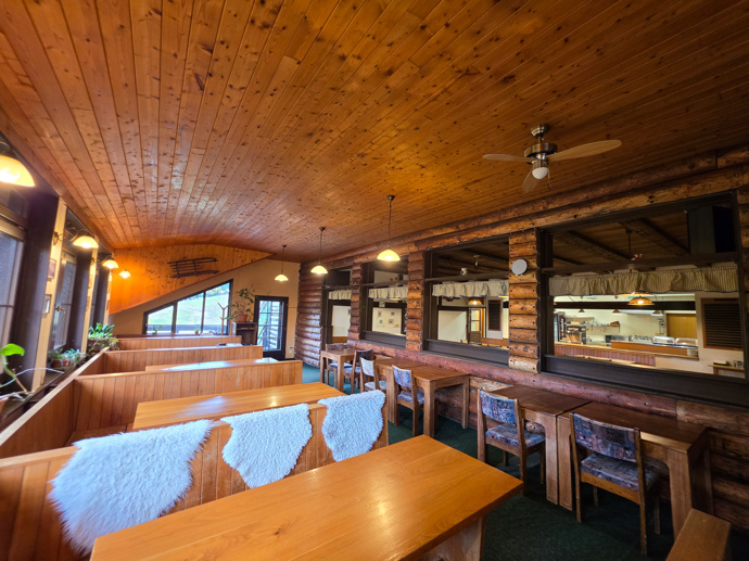Restaurace nabízí dostatek prostoru pro ubytované hosty i kolemjdoucí lyžaře.