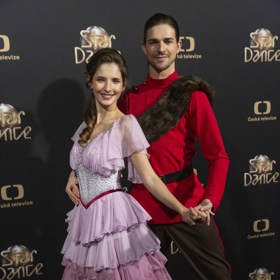 Sara Sandeva po boku Daniela Makovce s tématikou Harryho Pottera. 
