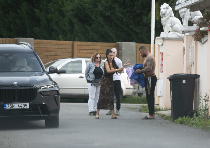 Lela Ceterová přivezla společné děti ke Karlosovi Vémolovi.