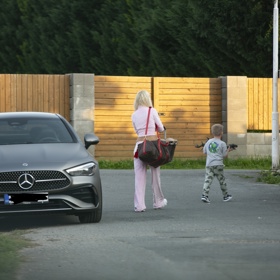 Monika dorazila před dům. 