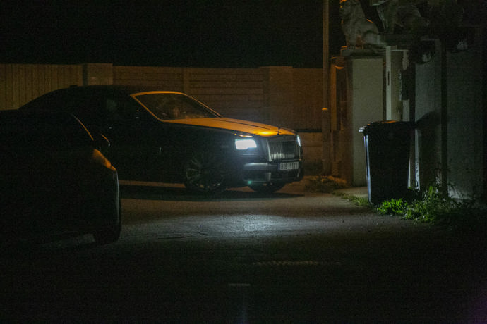 Po setmění vyrazil od Vémolova domu luxusní Rolls-Royce.