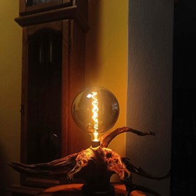 Projde se po lese, přinese kus dřeva, vyrobí lampu: Teprve devatenáctiletý Jakub má koníčka, který se mění v profesi. Uživit se jím prý dá