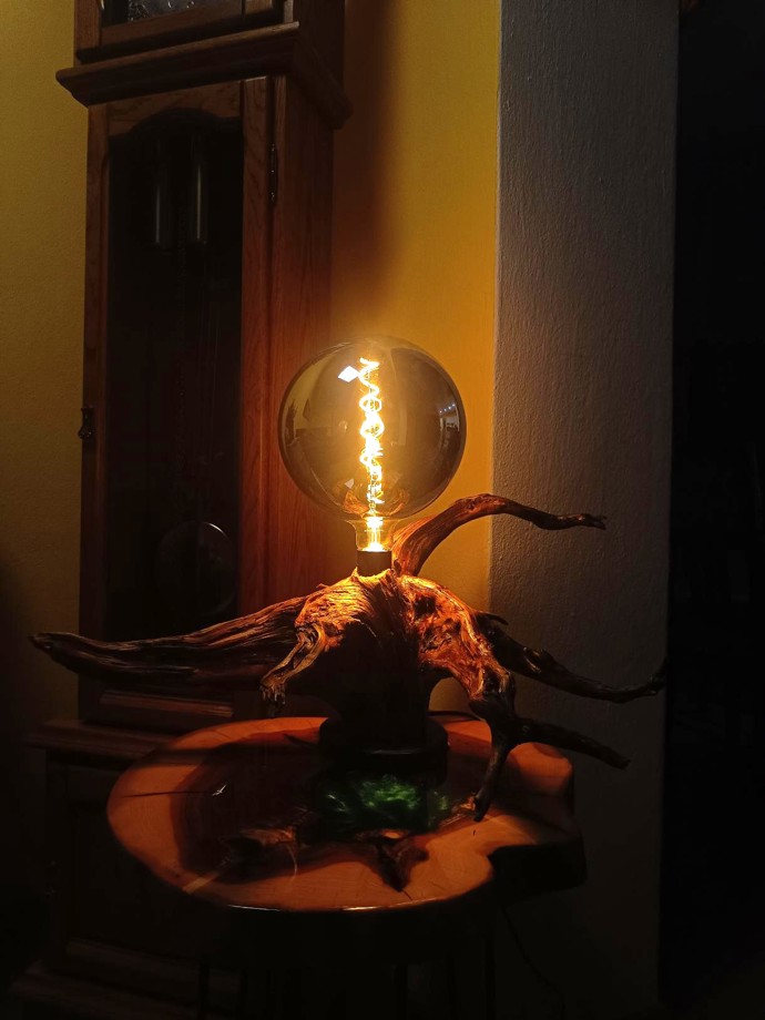 Projde se po lese, přinese kus dřeva, vyrobí lampu: Teprve devatenáctiletý Jakub má koníčka, který se mění v profesi. Uživit se jím prý dá Projde se po lese, přinese kus dřeva, vyrobí lampu: Teprve devatenáctiletý Jakub má koníčka, který se mění v profesi. Uživit se jím prý dá