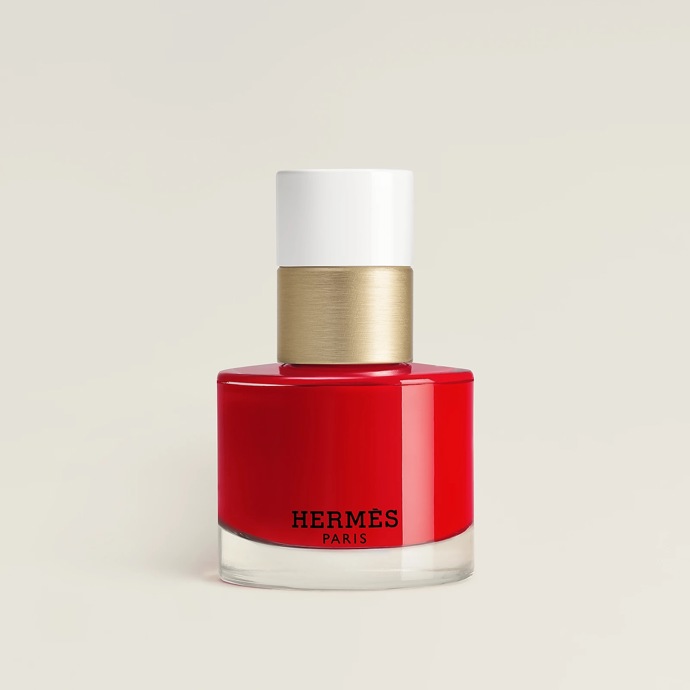Hermès Les Mains Hermès lak na nehty, odstín 64 Rouge Casaque, 1 290 Kč, prodává Hermès.