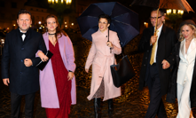 Nečasovi ruku v ruce, Vondráček s krásným doprovodem i Richterová v růžové. Upršené příchody na Hrad
