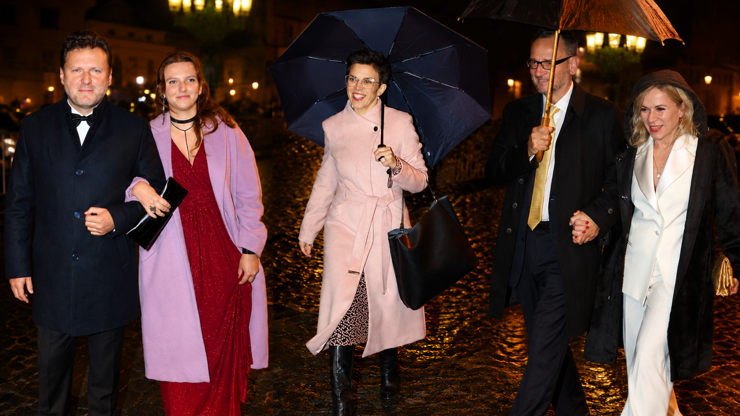 Nečasovi ruku v ruce, Vondráček s krásným doprovodem i Richterová v růžové. Upršené příchody na Hrad