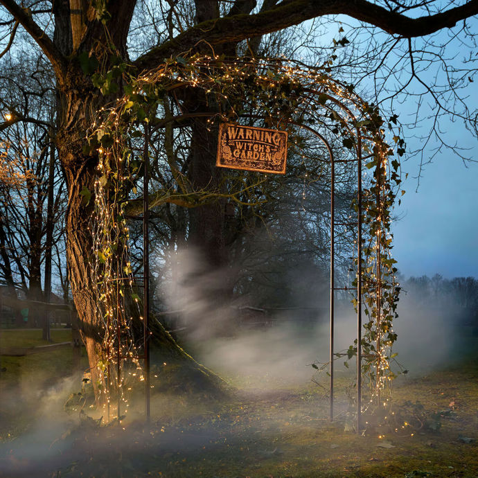 Halloween může být i elegantní. Zapomeňte na plastové kostlivce a proměňte domov v tajemné místo