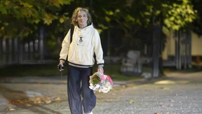 FOTO: Odcházela pouze ve společnosti krásné kytice.