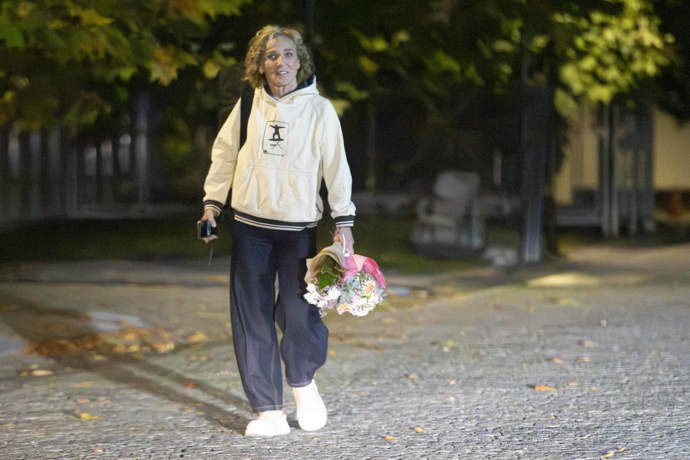 Odcházela pouze ve společnosti krásné kytice. 