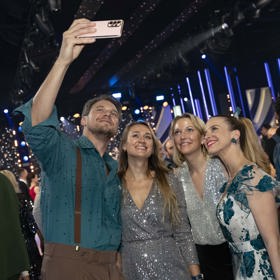 Vojta Dyk se po konci StarDance fotil s přáteli. 