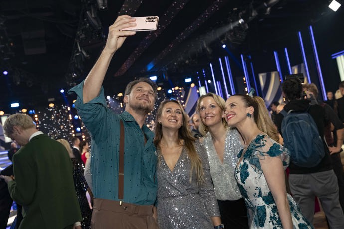 Vojta Dyk se po konci StarDance fotil s přáteli. 