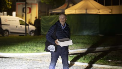 FOTO: Moderátor Marek Eben na odchodu i s výslužkou.