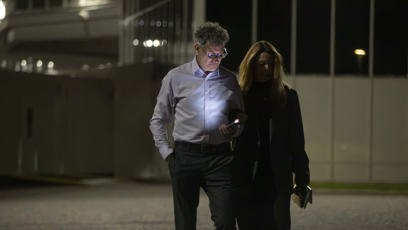 FOTO: Patrik Hartl odcházel pouze v košili.