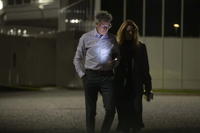 Patrik Hartl odcházel pouze v košili. 