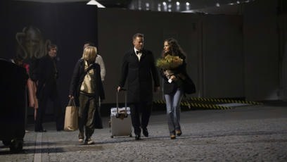FOTO: Jakub Prachař počkal na svou manželku Saru Sandevu.