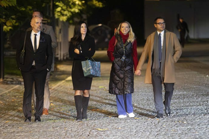 Lenka Nora Návorková odcházela ruku v ruce se svým partnerem. 