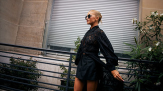 Černá krajka ovládla pařížské ulice a definitivně se přesouvá z noci na den... Jak ji nosit, aby byla elegantní, ale ne vyzývavá Černá krajka ovládla pařížské ulice a definitivně se přesouvá z noci na den... Jak ji nosit, aby byla elegantní, ale ne vyzývavá