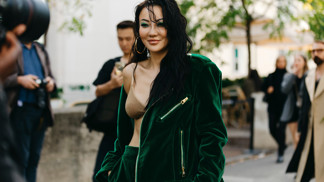 Módní předpověď letošního podzimu: Čarodějnický look, opulentní samet i nečekané barevné variace Módní předpověď letošního podzimu: Čarodějnický look, opulentní samet i nečekané barevné variace