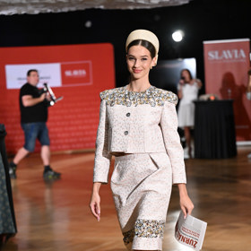 Dostihová móda v podání Beaty Rajské si žádá také botky s uzavřenou špičkou.