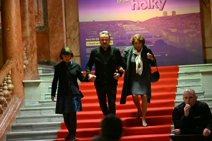 Na premiéře filmu Kluci to vidí jinak než holky došlo k nepříjemnému pádu. 