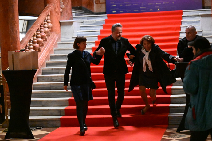Na premiéře filmu Kluci to vidí jinak než holky došlo k nepříjemnému pádu. 