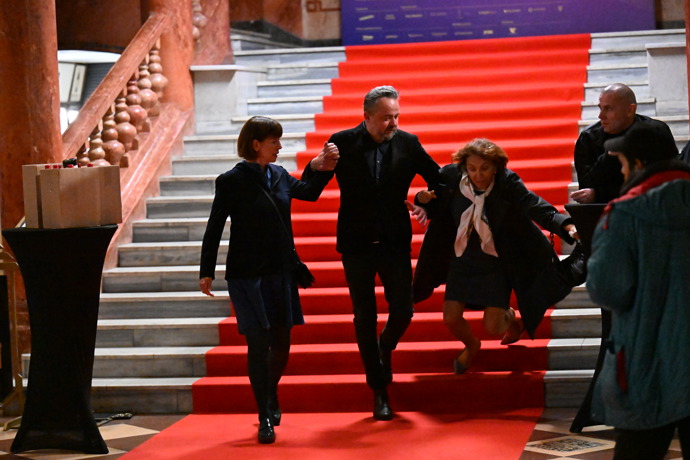 Na premiéře filmu Kluci to vidí jinak než holky došlo k nepříjemnému pádu. 
