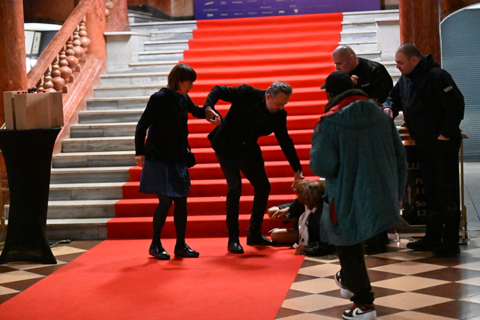 Na premiéře filmu Kluci to vidí jinak než holky došlo k nepříjemnému pádu. 