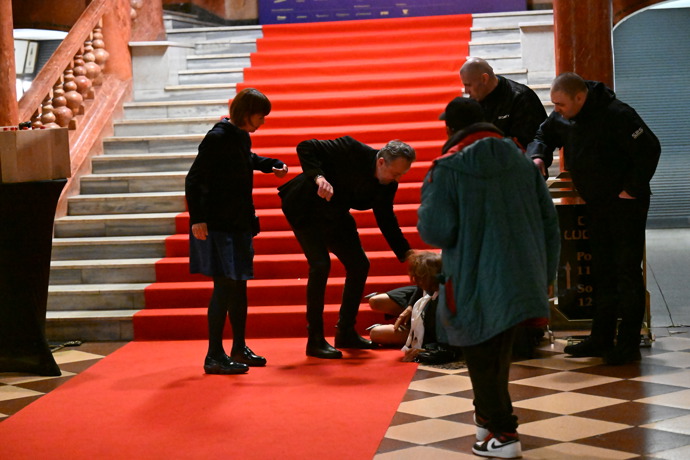 Ošklivý pád na premiéře.
