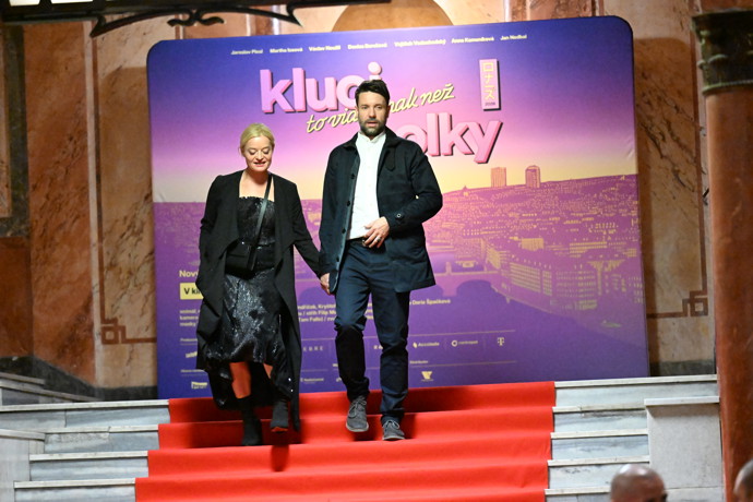 Herce Václava Neužila doprovodila na slavnostní událost jeho manželka Lenka Neužil Stárková.