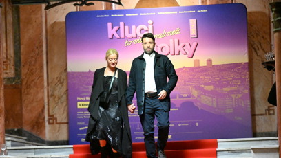 FOTO: Václav Neužil dorazil na premiéru filmu Kluci to vidí jinak než holky s manželkou Lenkou Neužil Stárkovou.