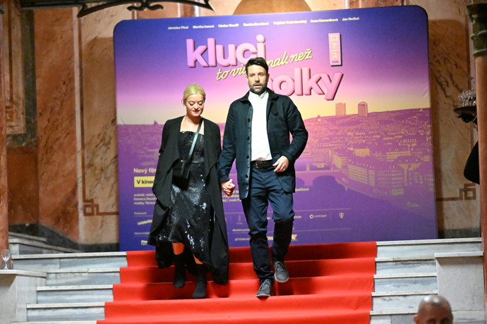 Václav Neužil dorazil na premiéru filmu Kluci to vidí jinak než holky s manželkou Lenkou Neužil Stárkovou.