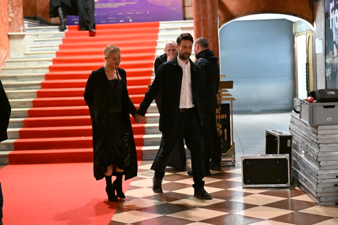 Václav Neužil se svou ženou během odchodu na slavnostní premiéru.