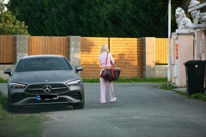 Monika Naomi dorazila před dům Karlose Vémoly s objemnou taškou.