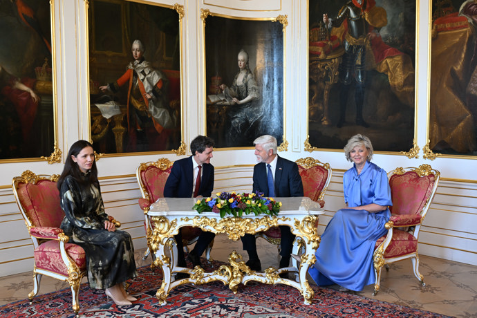 Český a rumunský prezidentský pár usedly společně u jednoho stolu. 