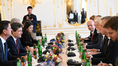 FOTO: Český a rumunský prezident zasedli za jedním stolem.